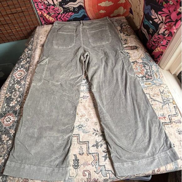 American Eagle Extra Wide Leg Barrel Flare Corduroy Jeans Women's Size 18 - Picture 2 of 11